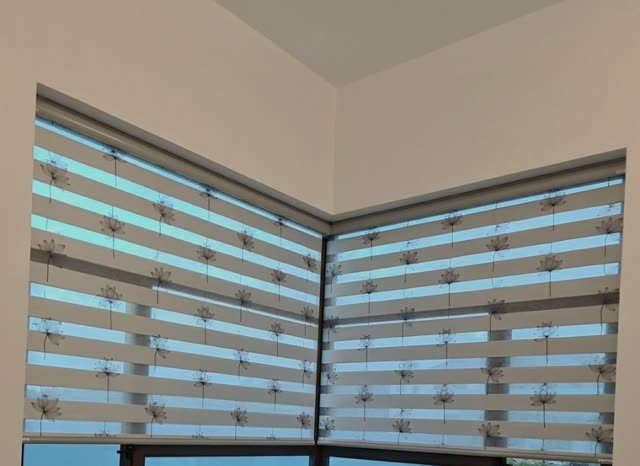Rèm cầu vồng họa tiết sen ở cửa sổ góc