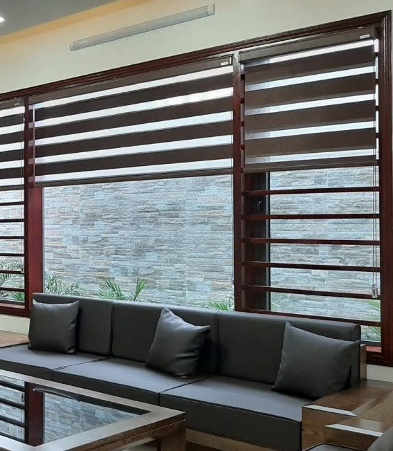 Rèm cầu vồng nâu đậm và trắng, phòng khách