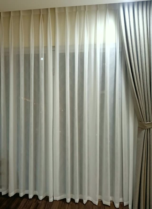 Voan trắng xếp ly và rèm vải xám be
